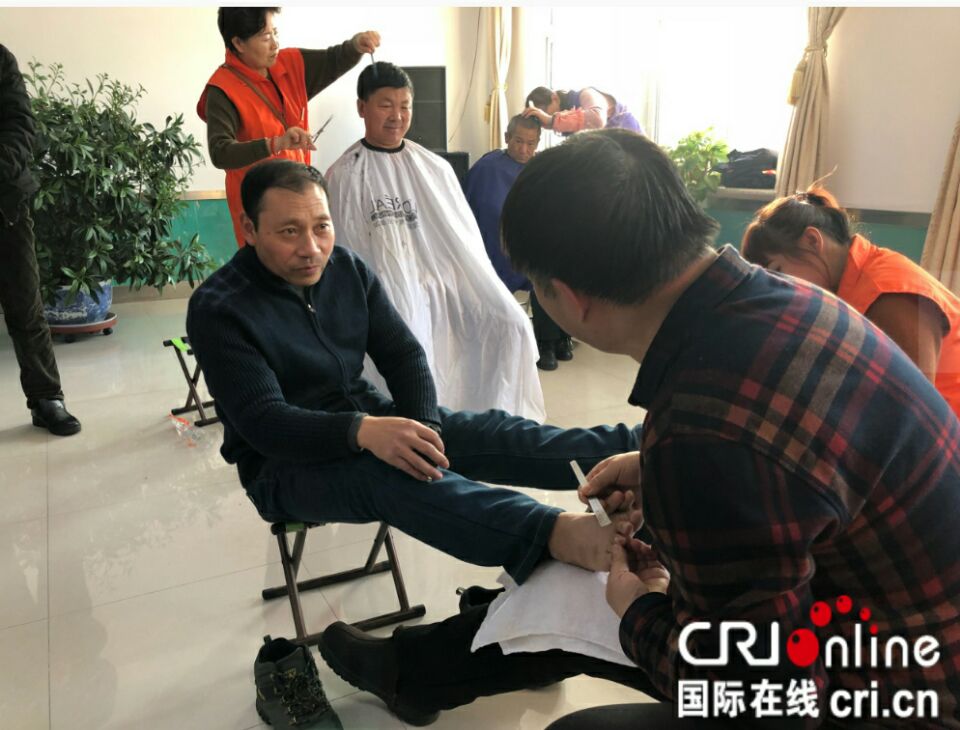 大愛無疆——沈陽愛心團隊誌願者（zhě）慰（wèi）問貧（pín）困村民