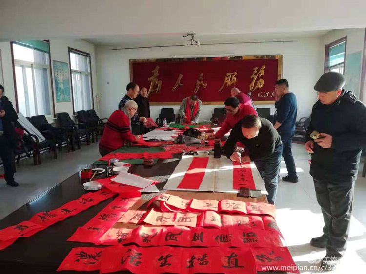 下鄉寫聯送福 墨寶飄香暖心 ——遼寧毛體開展“新春(chūn)送(sòng)福 文化下鄉”活動