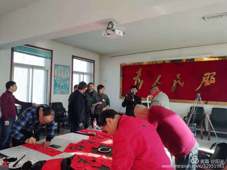 下鄉寫聯送福（fú） 墨寶飄香暖（nuǎn）心 ——遼寧毛體開展“新春送福 文化下鄉”活動
