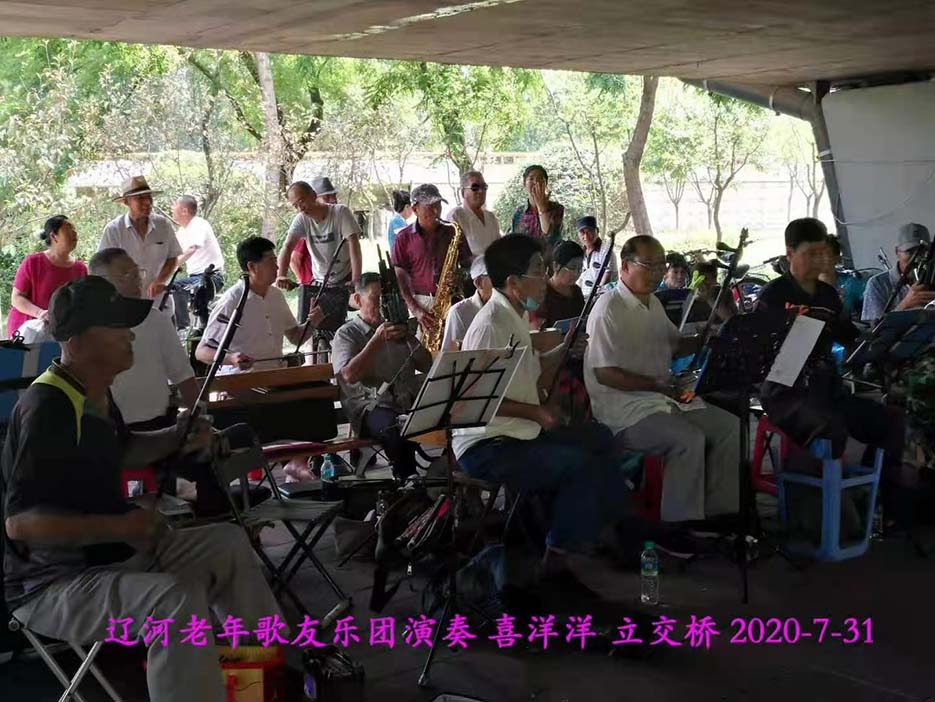 立交橋下歌（gē）聲蕩漾舞翩翩