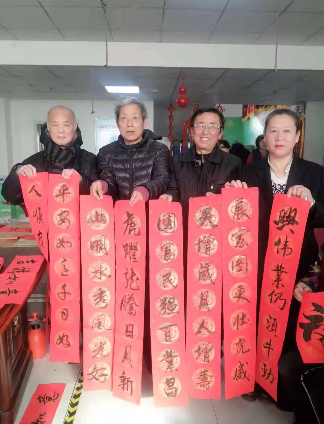 春節前夕書畫院長（zhǎng）帶隊給托（tuō）養老人送溫暖