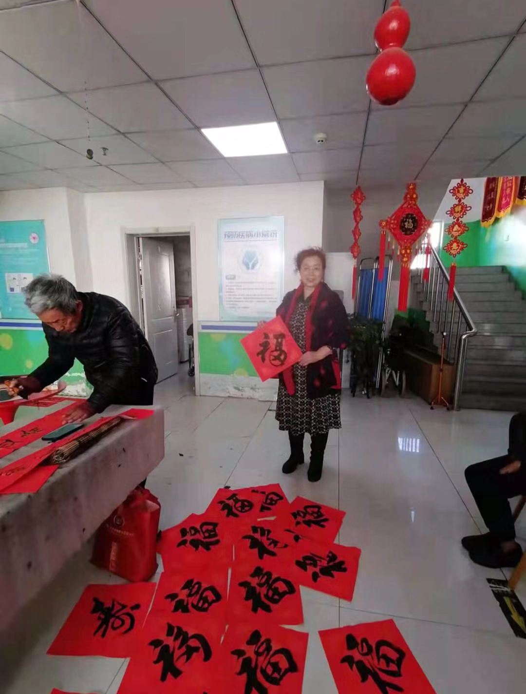 春節前夕書畫院長帶隊給（gěi）托養老（lǎo）人送溫暖（nuǎn）