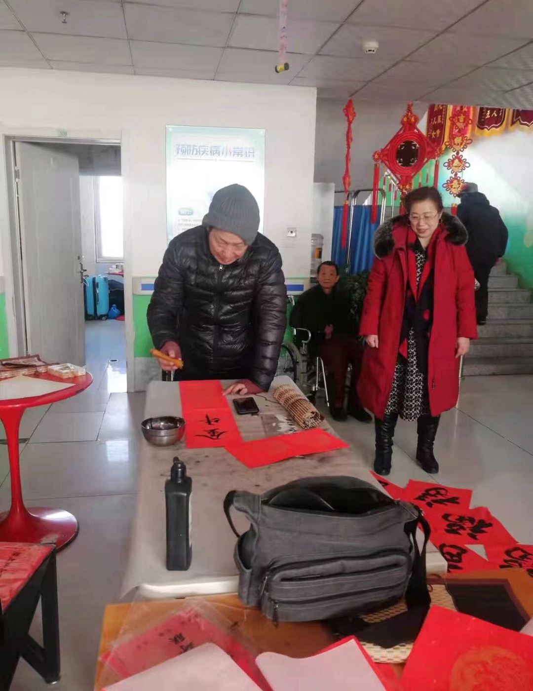 春節前夕書（shū）畫院長帶隊給托養老人送（sòng）溫暖