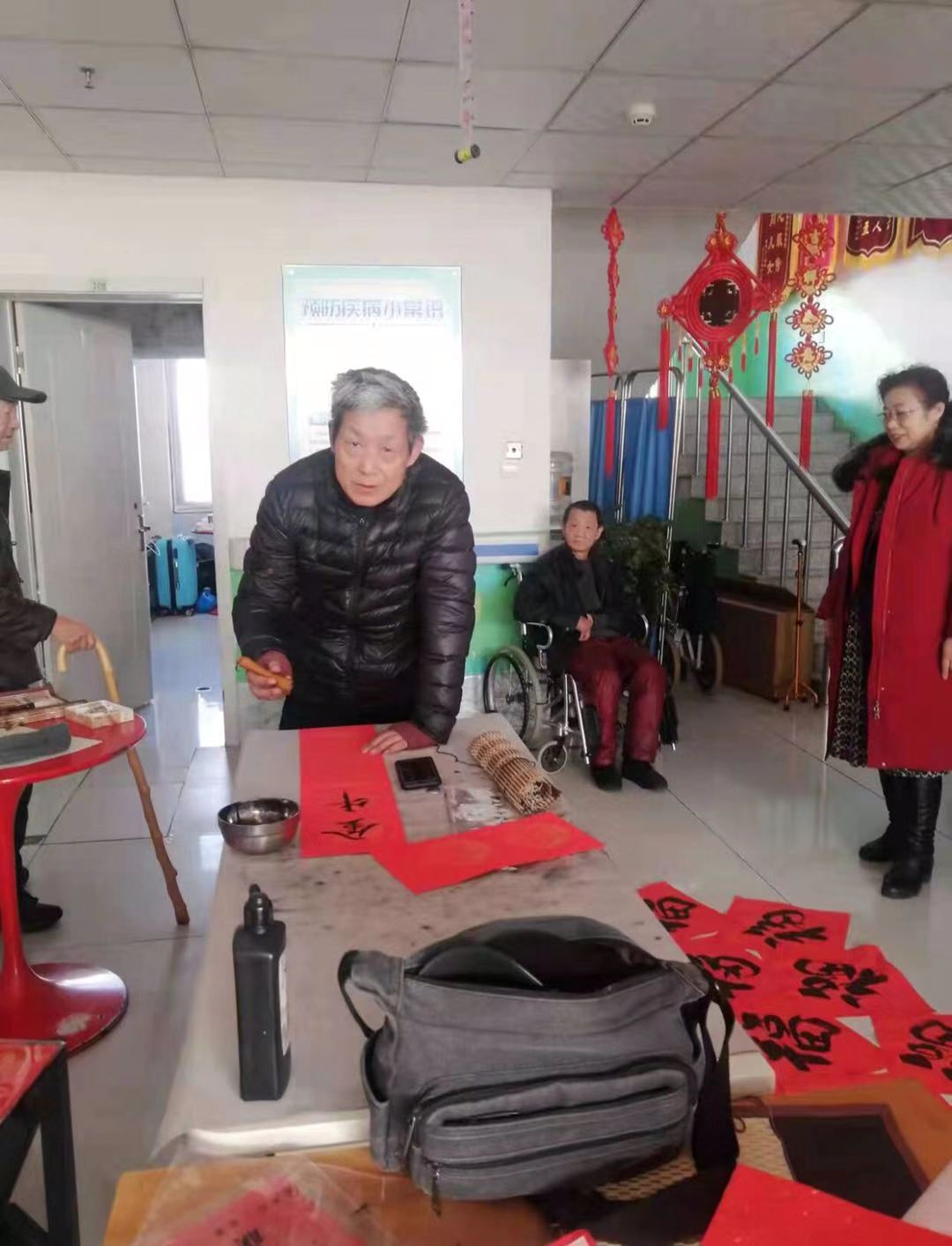 春節前夕書畫院長帶隊（duì）給托養老人送溫暖