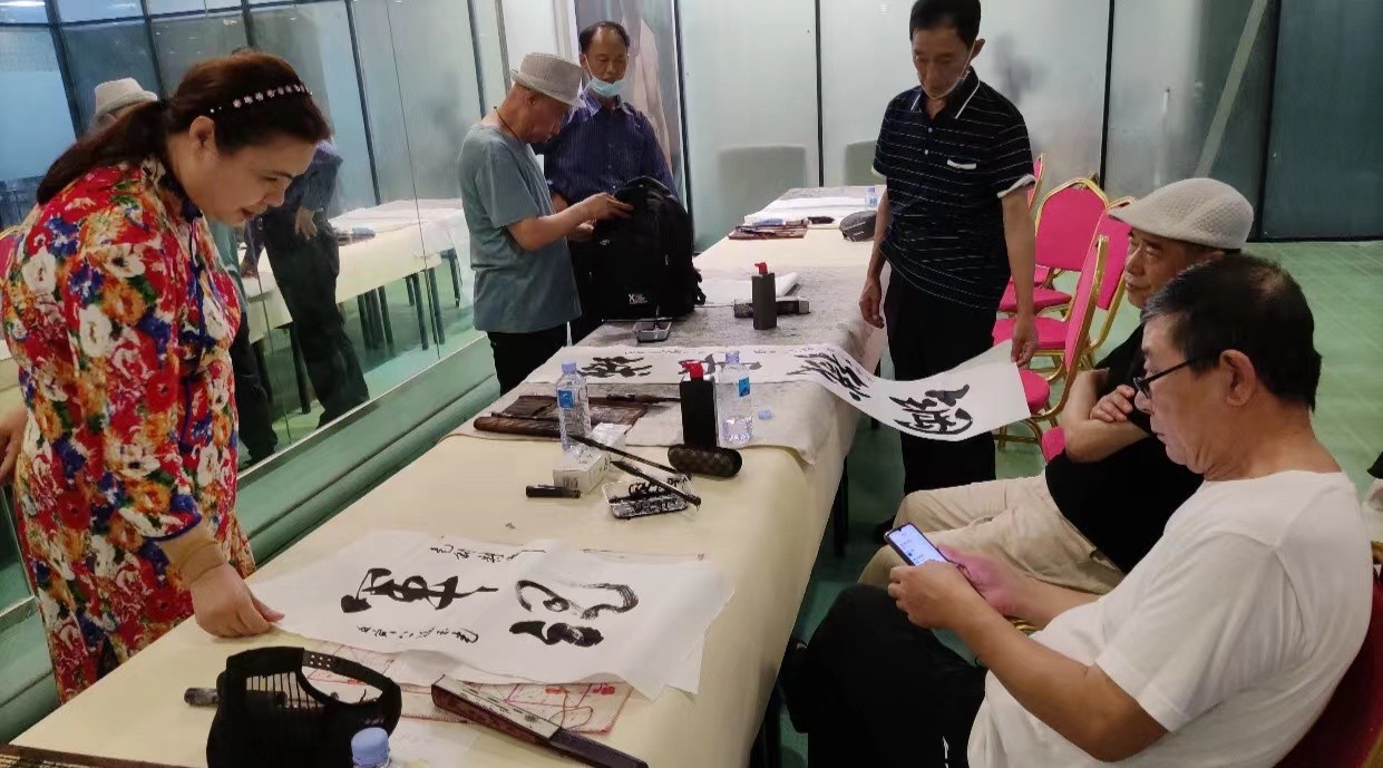 潑墨揮（huī）毫（háo）迎“八一”