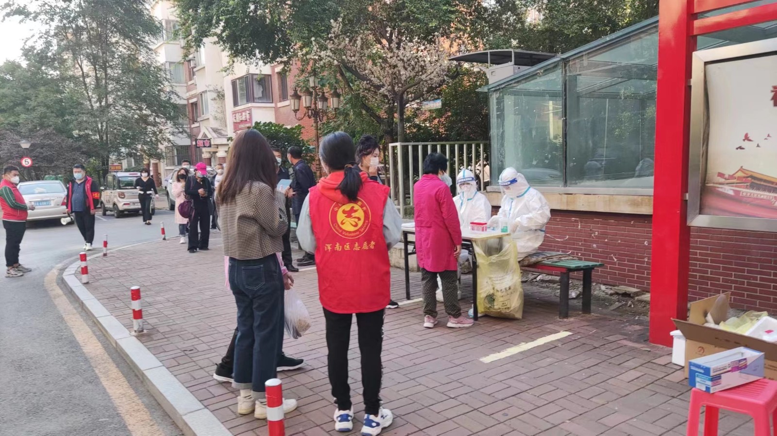 老年人的謙讓精神感動（dòng）居民