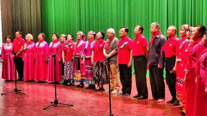 遼寧大學雙英藝（yì）術團慶祝（zhù）十年（nián）華（huá）誕