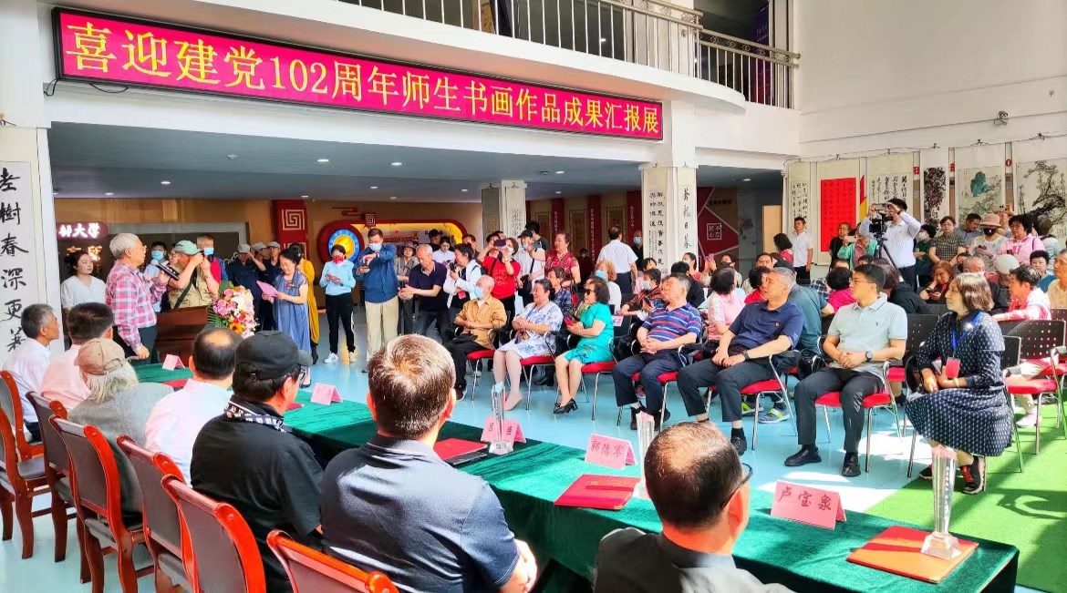 沈陽老幹部大學舉辦“翰墨歌盛世 師生感黨恩”書法繪畫作品展