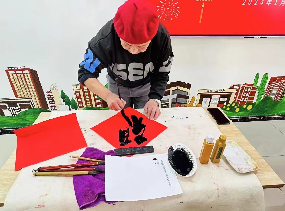 中海（hǎi）城（chéng）北苑（yuàn）社區開展“筆墨迎新年，春聯送福至”寫春聯送福活動