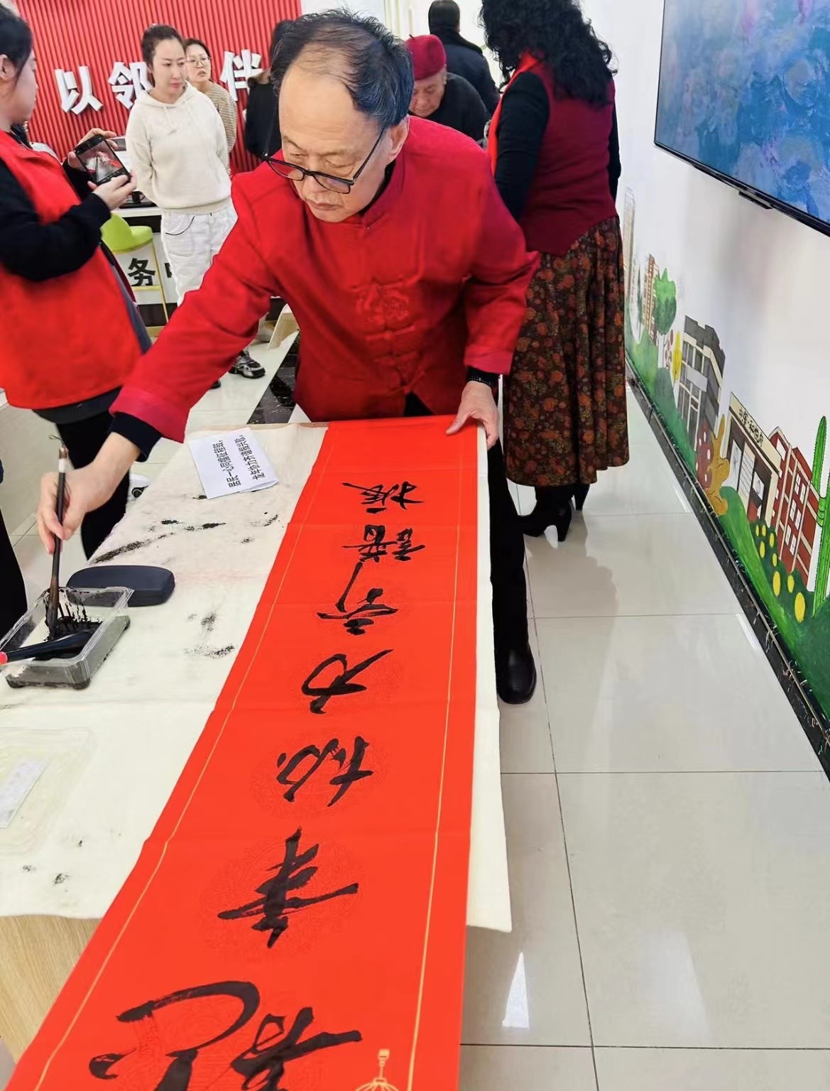 中（zhōng）海城北苑社區（qū）開展“筆（bǐ）墨迎新年，春聯送福至”寫春聯送福活動
