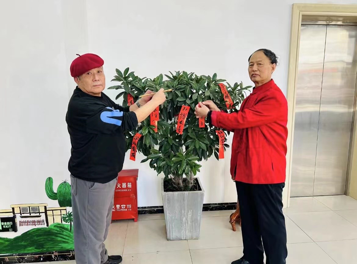 中海城（chéng）北苑社區（qū）開展“筆墨迎新年，春聯送福至”寫春聯送福活動