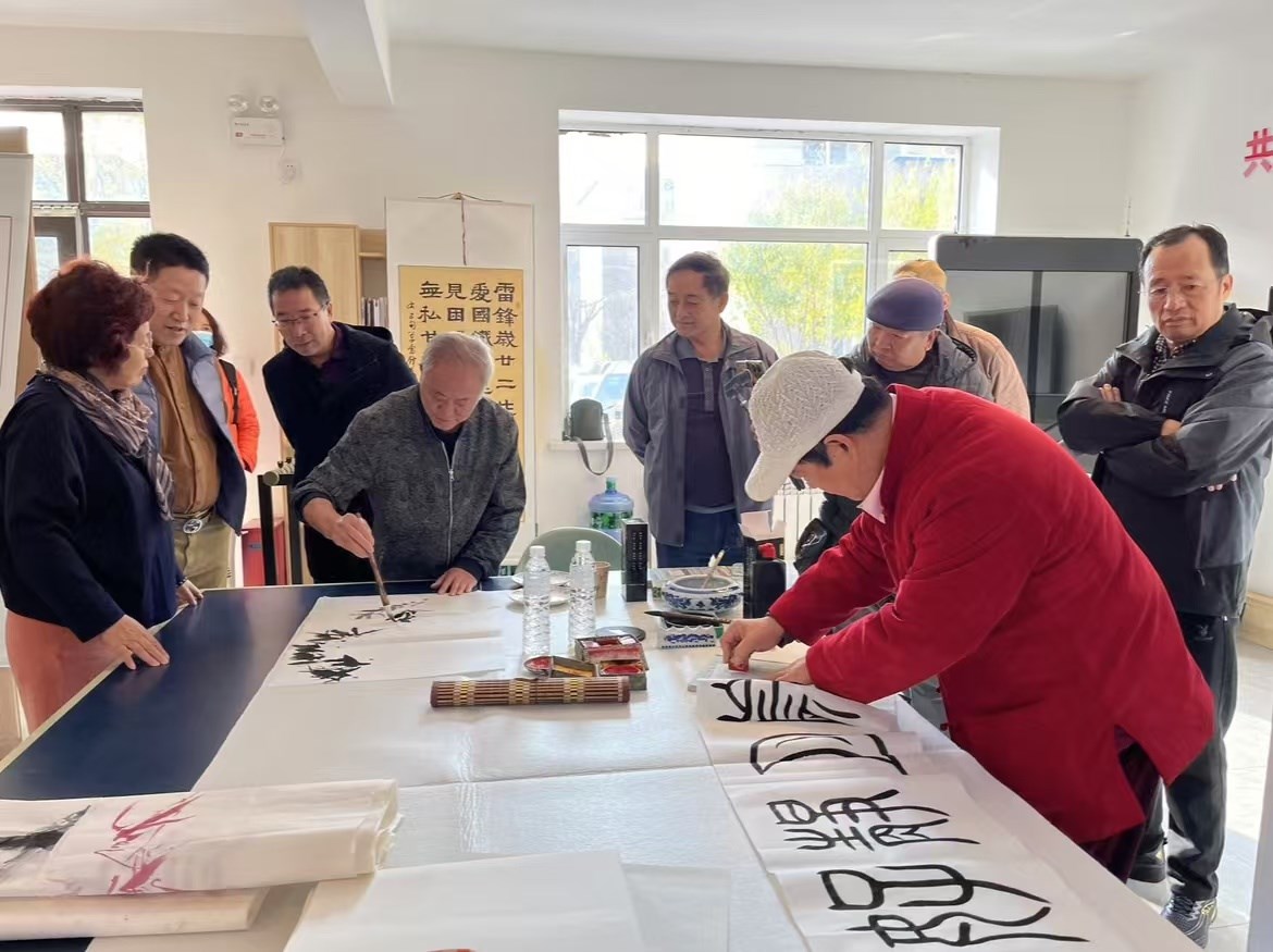振興東北經濟研究院與遼寧養老服務網和（hé）省委幹休所小區聯合組織“書法繪畫筆會”活動