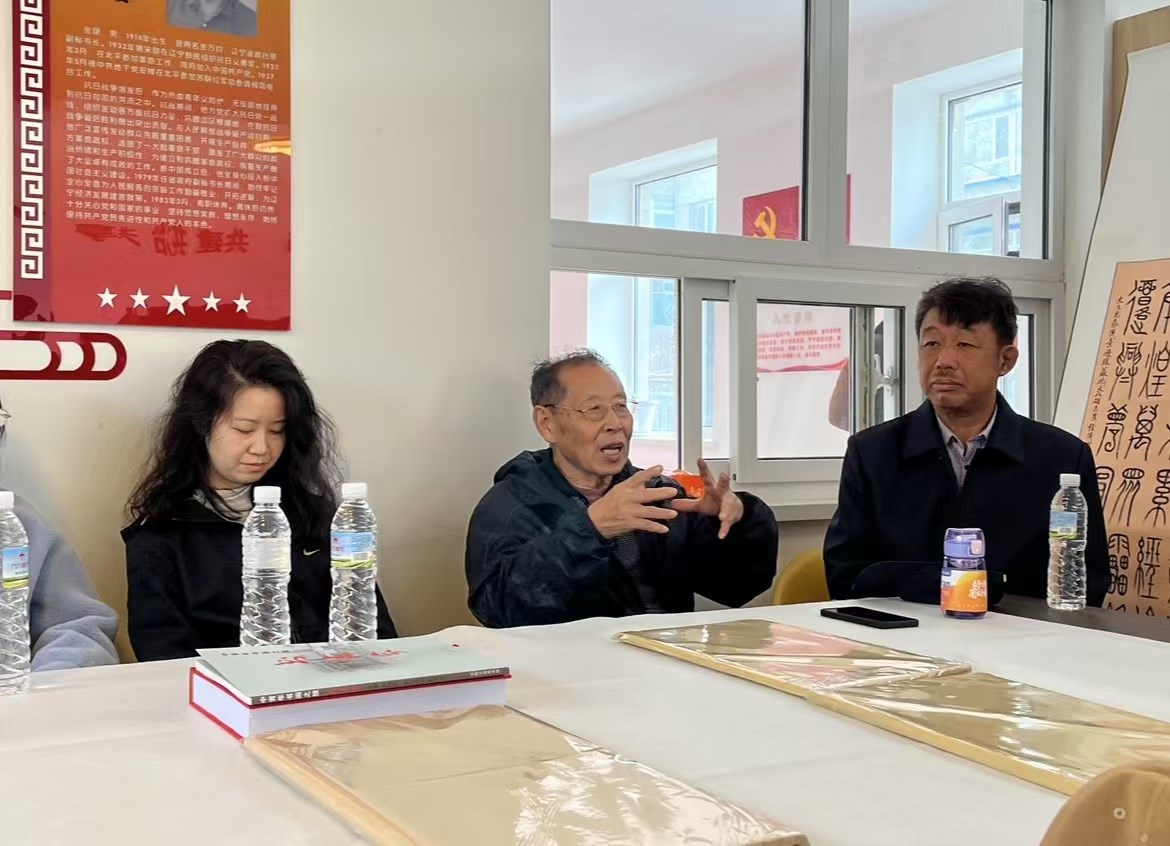 振興東北經濟研究院與遼寧養老服務網和（hé）省委幹休（xiū）所小區聯（lián）合組織“書（shū）法繪畫筆會”活動