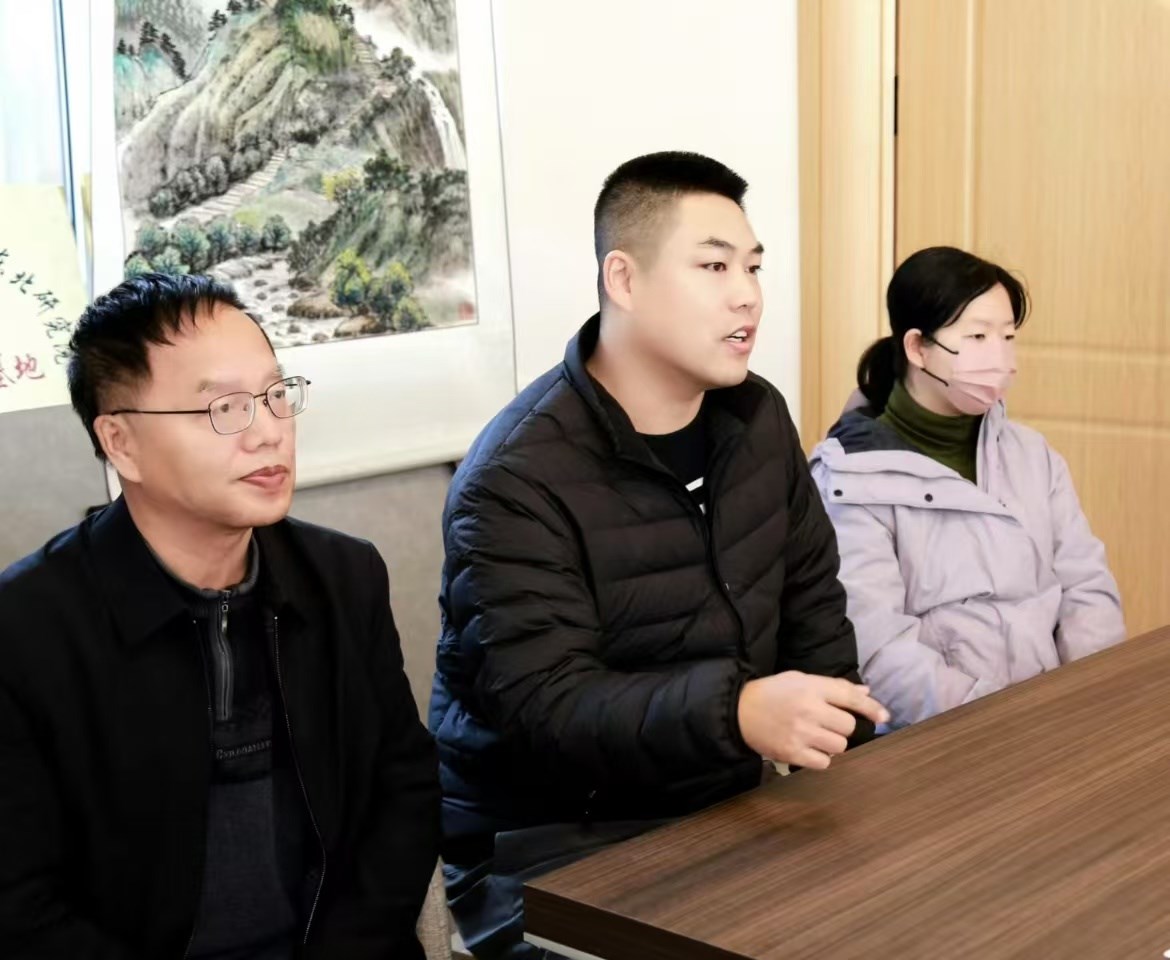 振興東北經濟研究（jiū）院與遼寧養（yǎng）老（lǎo）服務（wù）網和省委幹休所小區聯合組織“書法繪畫筆會”活動（dòng）