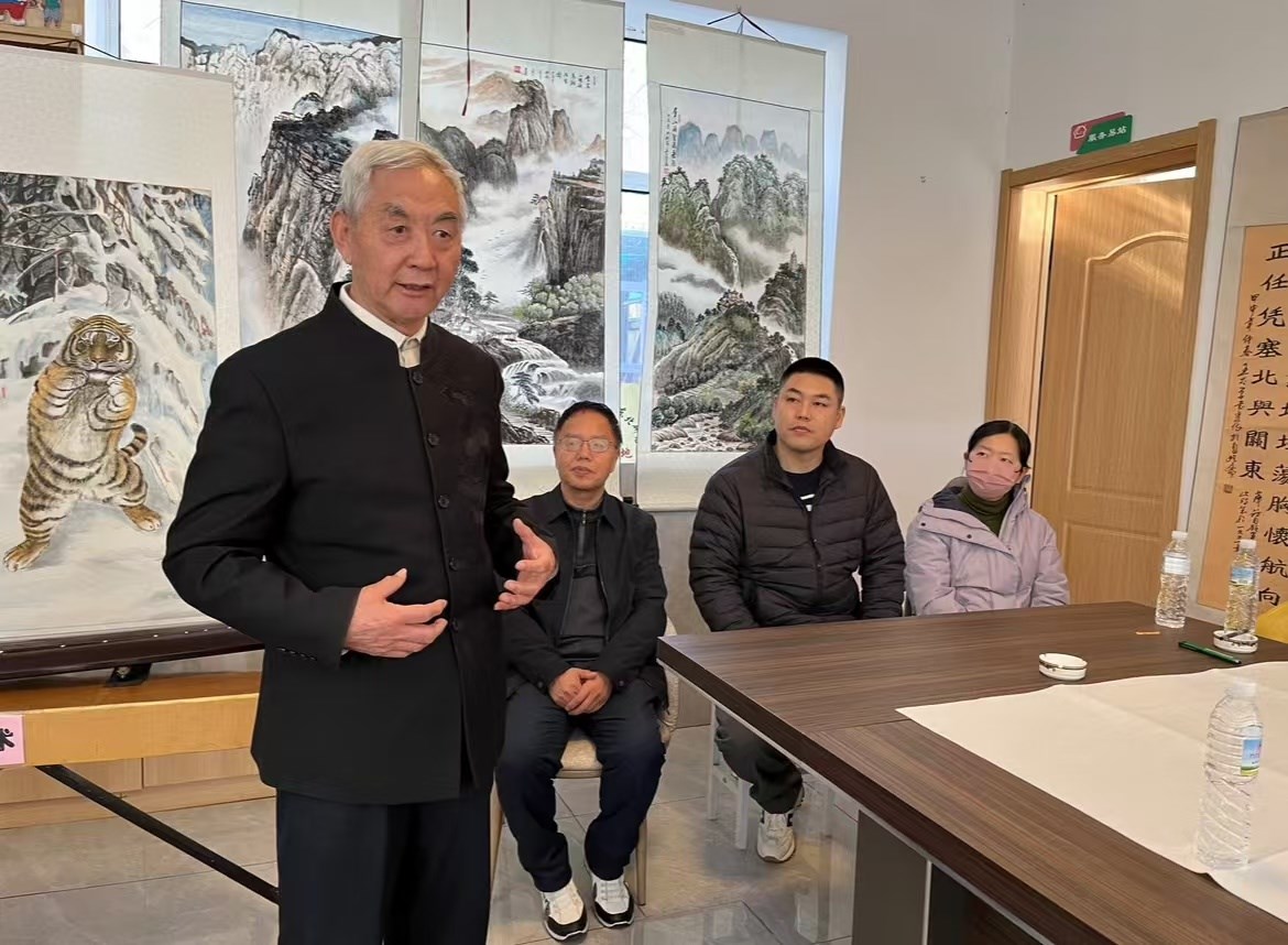 振興（xìng）東北經濟（jì）研究院與遼寧（níng）養老服務網（wǎng）和省委幹休所小區聯合組織“書法繪畫筆會”活動