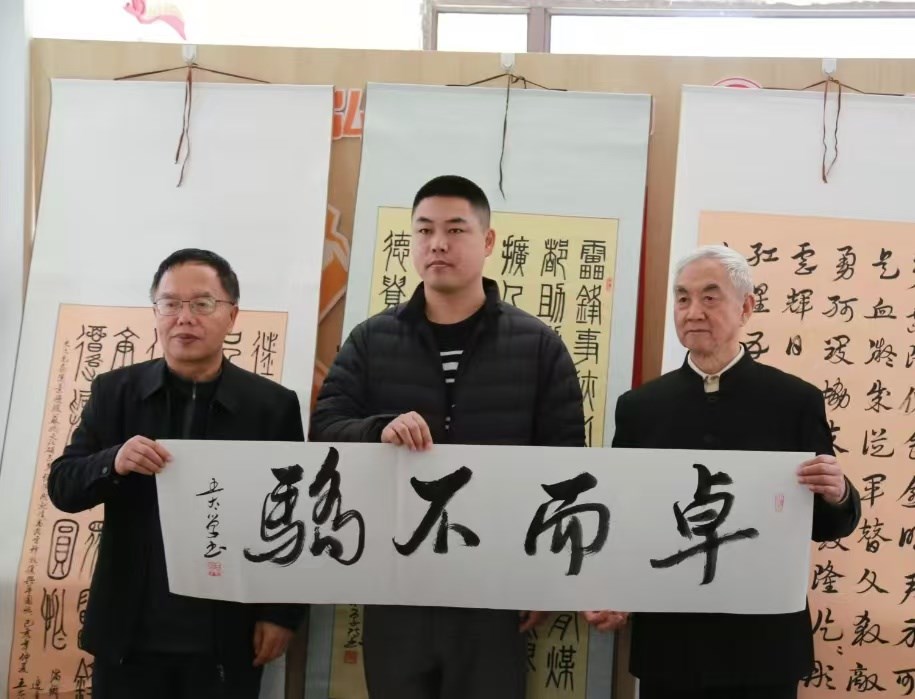 振興東北經濟研究院與遼寧（níng）養老服務網和省委幹休所小區聯合組織“書法繪畫筆會”活（huó）動