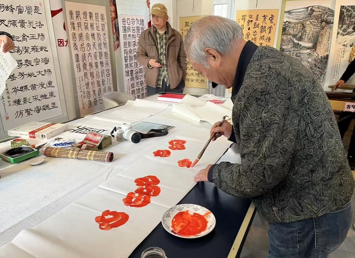 振興東北經濟研究院與遼寧養老服務網和省委幹休所小區聯合組織（zhī）“書法（fǎ）繪（huì）畫筆會”活動