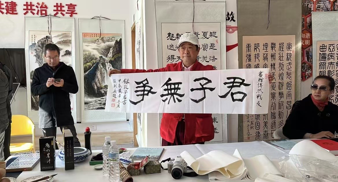 振興東北經濟研究院（yuàn）與遼寧養老服務網和省委（wěi）幹休所小區聯合組（zǔ）織“書法繪畫（huà）筆會”活動