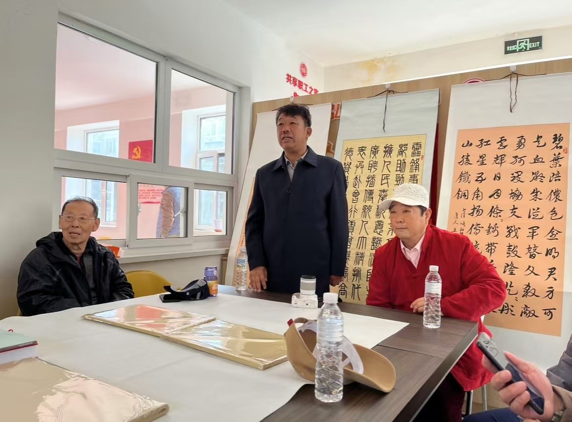 振興東北經濟研究院與遼寧養老（lǎo）服務網和省委幹休所小區聯合組織（zhī）“書法繪畫筆會”活動