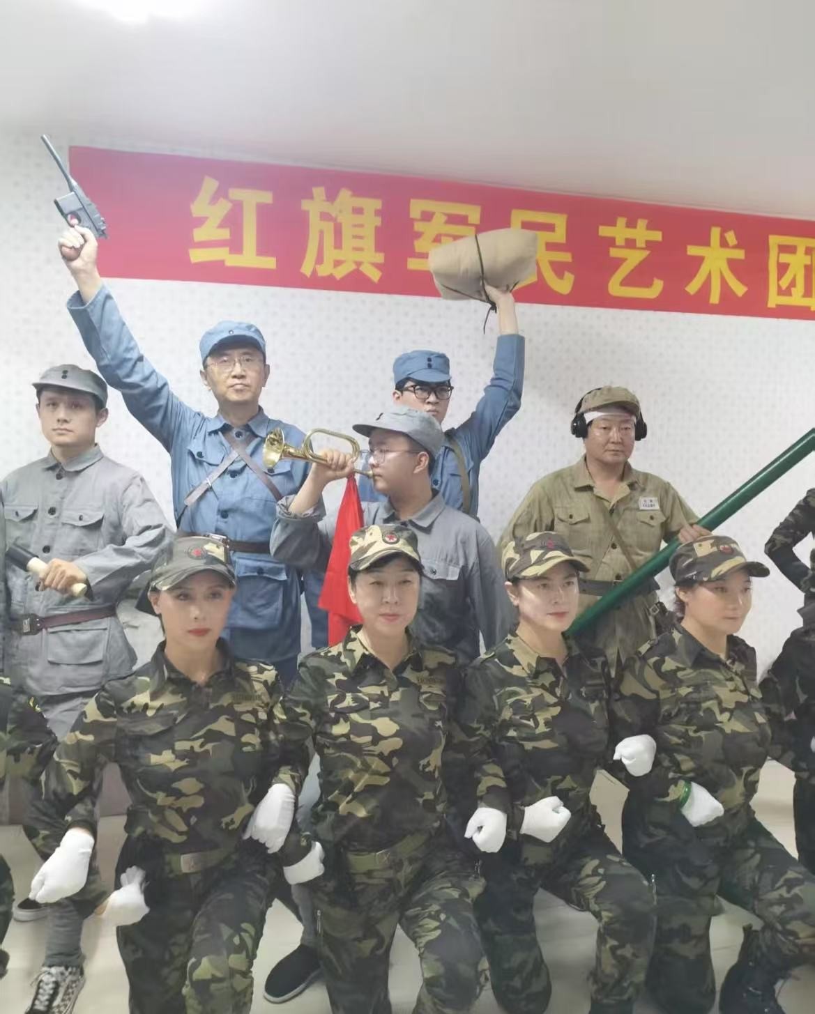 紅旗軍民藝術團為慶祝抗戰勝（shèng）利八十周年，建（jiàn）軍九十（shí）八周年創作和編導節目