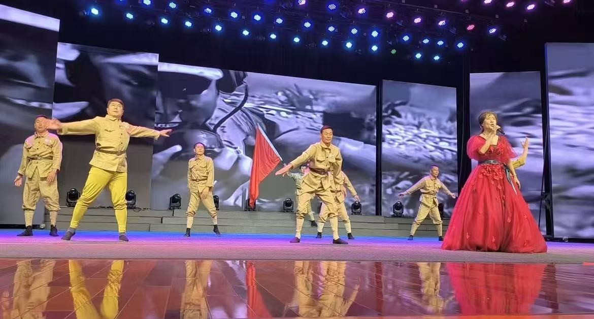 “追憶英雄 浩氣千秋”大型歌舞（wǔ）晚會在沈隆重舉行