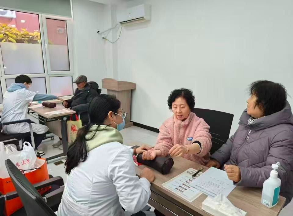 ”秋收冬藏，敷貼幫忙”主題養生健康（kāng）講堂活動在沈陽皇姑區北塔街道鬆（sōng）江社區舉行