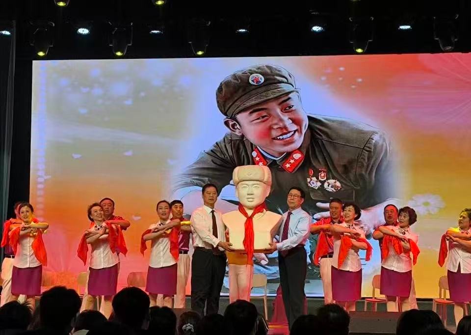 紅色歌曲進校園  雷（léi）鋒精神駐我心—高校思想政（zhèng）治課的新形式